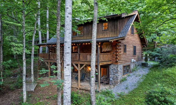 Maggie Valley Cabin | Black Bear Cabin in heart of Maggie Valley/Hot tub/Fire Pit/Bumper Pool