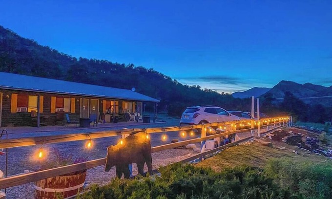 Howard House | Black Bear Lodge 2 Su