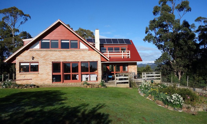 Central Coast Council House | Black Bluff View Retreat - a large comfortable 5 bedroom house on 40 hectares.