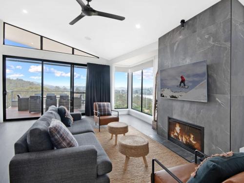 East Jindabyne House | Black Diamond Retreat - Luxury 3BR Home l Lake Views l Fire Pit l WiFi l Bath