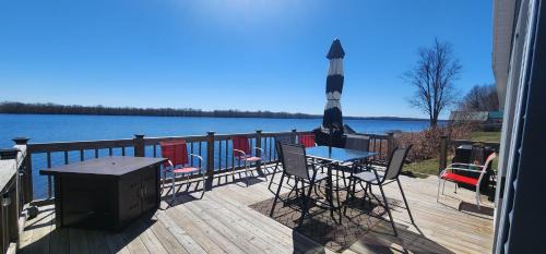 Town of Oswegatchie House | Black lake 2 bdr Waterfront cottage