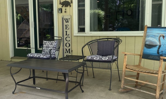 Black Mountain Apartment | Black Mountain Private guest suite. One mile to Black Mt Pet Friendly.