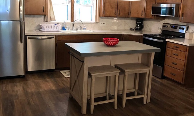 Elkland House | Black Oak Guest House - Stay in the country with easy access to the city