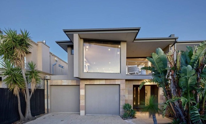 Black Rock House | Black Rock Beach Haus overlooking the beach & HMS Cerberus