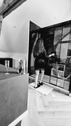 Yville-sur-Seine Apartment | Black Romance