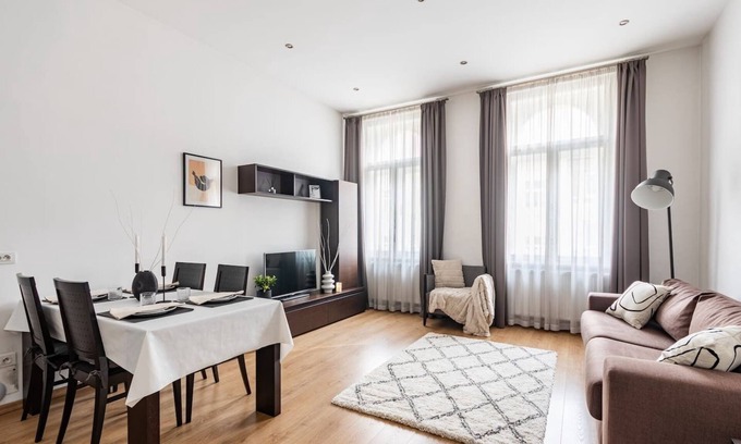 Prague 5 Apartment | Black Swan Apartment - 50 Meters from Dancing House