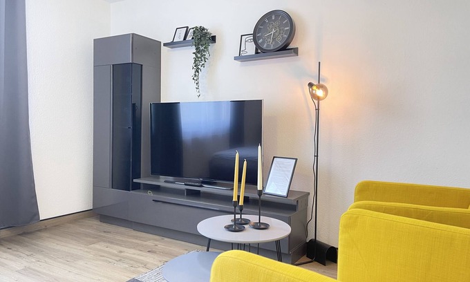 Bielefeld Condo | Black%Yellow Designer Apartment Bielefeld