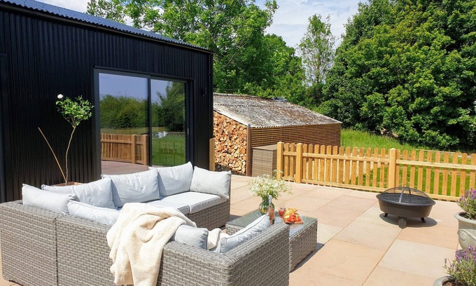 Howlett End Cottage | Blackbarn Wood