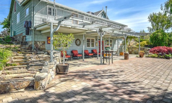 North Glenmore Bed & Breakfast | Blackbird Glen Bed and Breakfast, Glenmore, Kelowna, BC