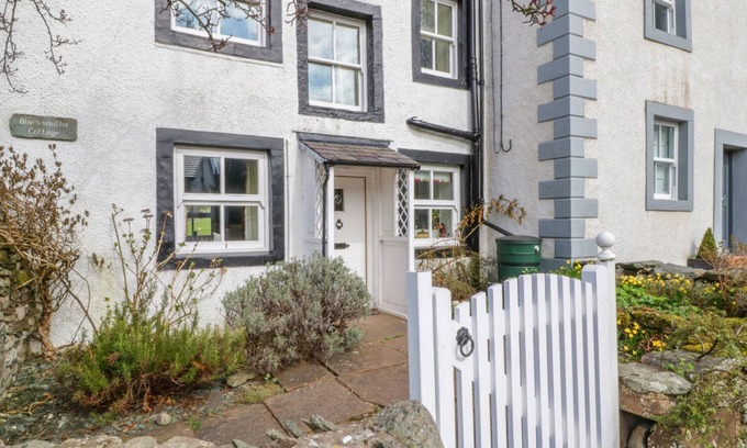 Pooley Bridge Cottage | BLACKSMITHS COTTAGE, romantic, with open fire in Pooley Bridge