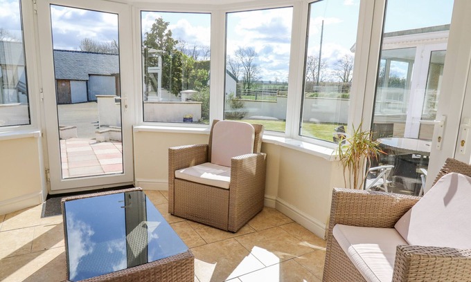 Newcastle Emlyn Cottage | BLAENSILLTYN, pet friendly, with hot tub in Newcastle Emlyn