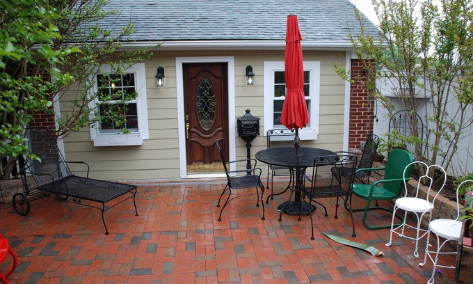 Waynesboro Apartment | Blair's Vintage Apartment Nestled in Wine Country
