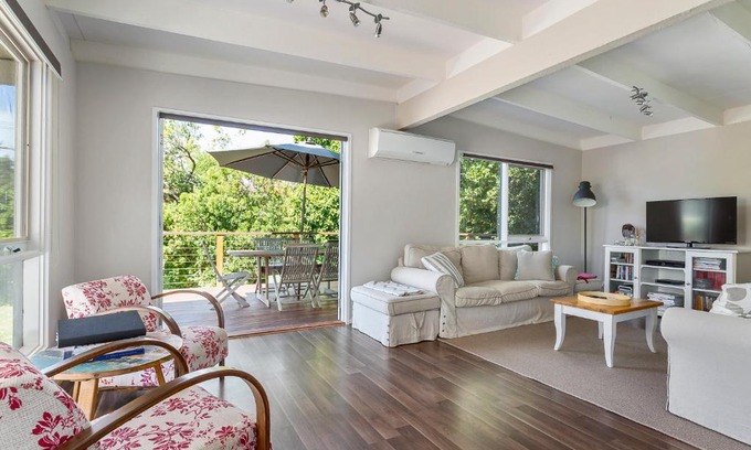 Blairgowrie House | Blairgowrie Bella - light filled home with great deck