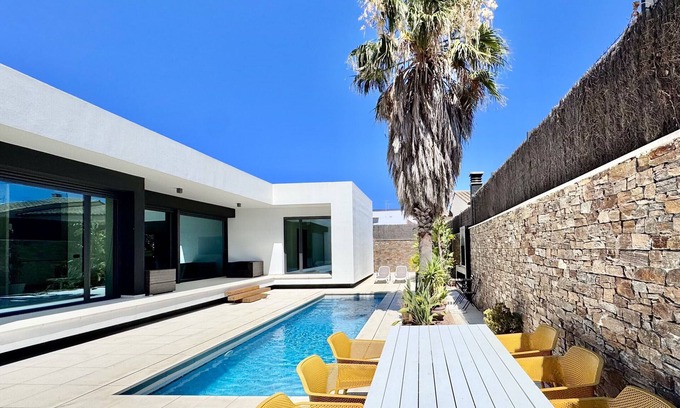 L'Escala Villa | Blanca: Modern villa with private pool and garden