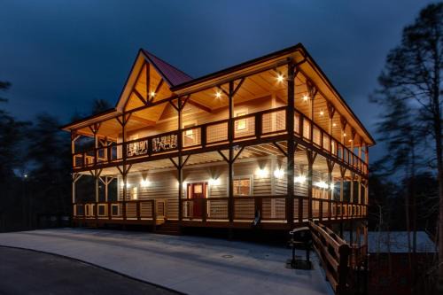 Gatlinburg - Pigeon Forge Ski Chalet | Blaze of Glory - New Luxury, 4BR, Theater, Arcade, EVC, Location