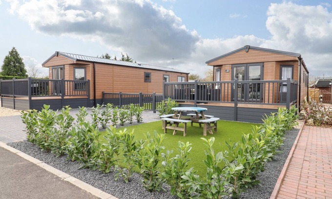 Evesham Cottage | BLOSSOM VALE LODGE, pet friendly, with a garden in Evesham