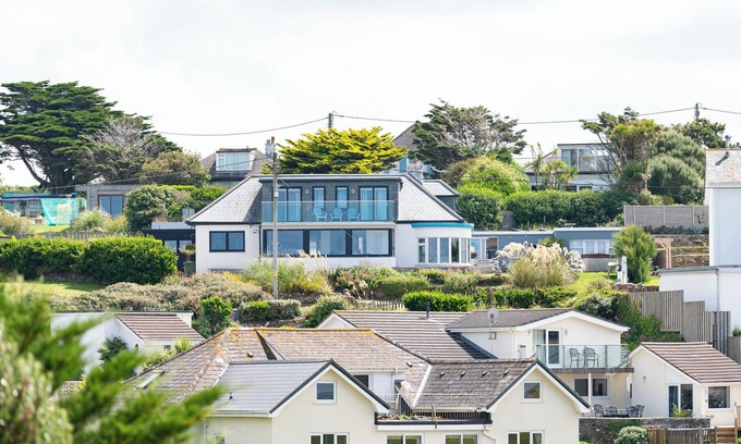 Trenance Cottage | BLUE BAY BEACH HOUSE, pet friendly, with hot tub in Mawgan Porth