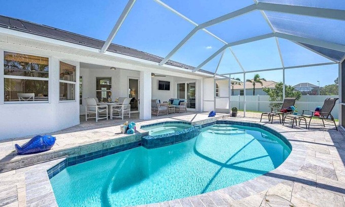 Pelican House | Blue Fish - Cozy vacation rental in Cape Coral