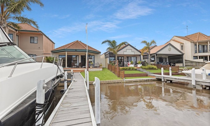 Paynesville House | Blue Haven - Indulge in the comfort of this waterfront haven
