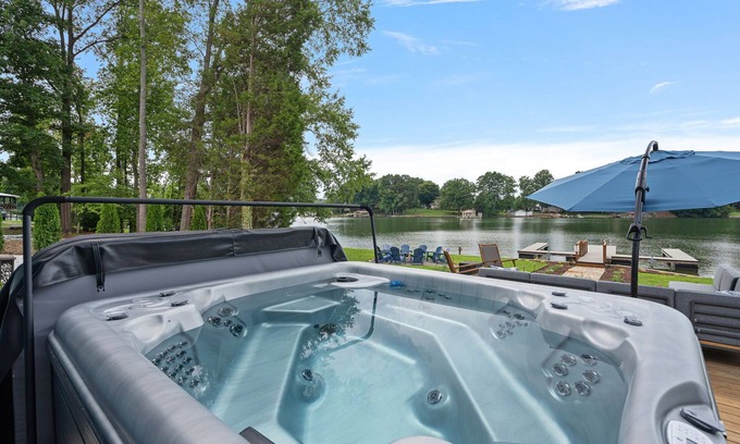 Lake Norman of Catawba House | Blue Heaven by SoCharm | Hot Tub with Great Views