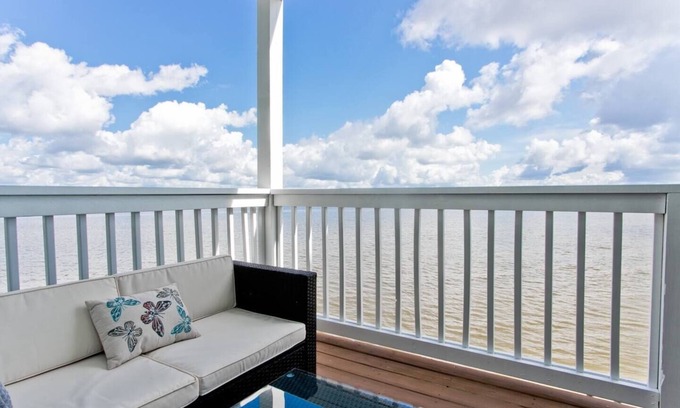 Innerarity Townhomes House | Blue Heaven: Wonderful Waterfront Unit with Kayaks