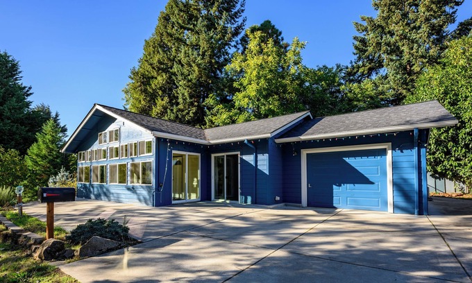 Central Oregon House | Blue House: country living close to everything