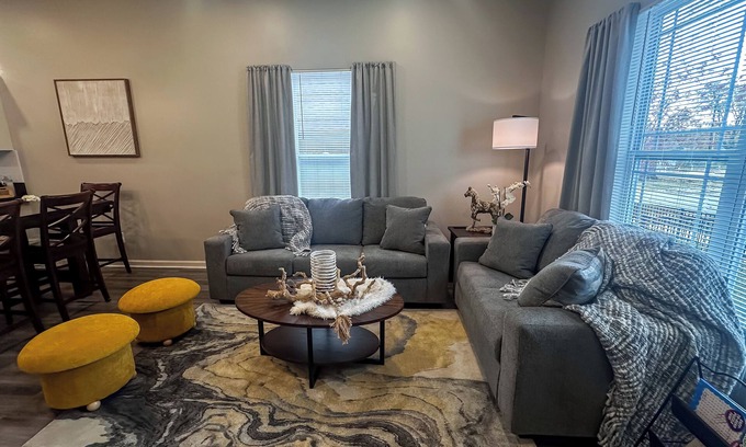 Blue Springs House | Blue House - Cozy 3 Bedroom, King Bed, Rotary Park
