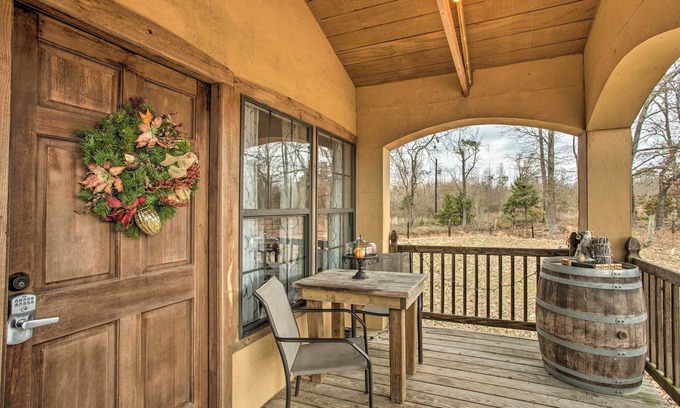 Pittsburg Apartment | Blue Jay Cottage' - Pittsburg Studio on Winery!