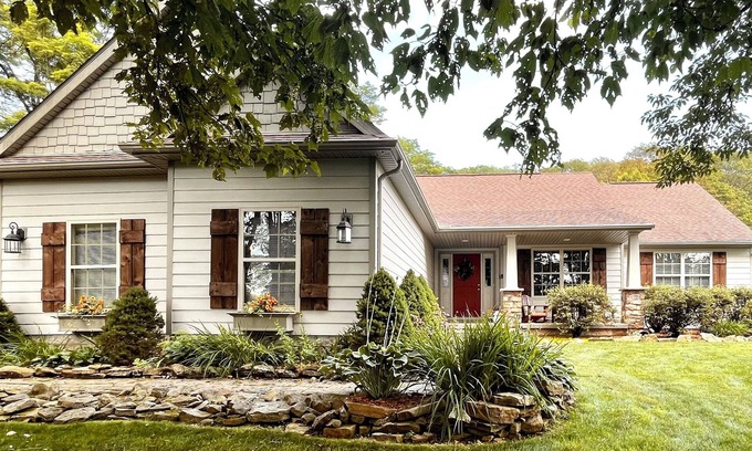 Stahlstown Cottage | Blue Jay's Nest- Private Fern Mountain home. Minutes to ski resorts and Parks.
