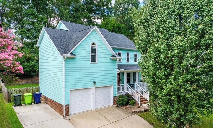 North Raleigh House | Blue Jay’s Retreat: King Bed & Fenced Yard