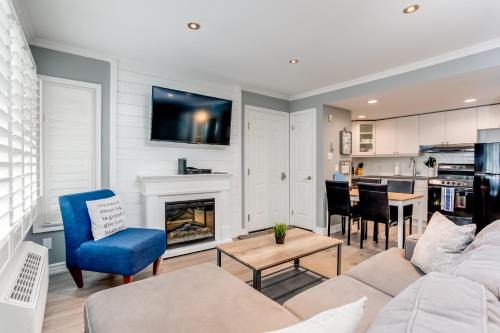 Craigleith Apartment | Blue Mountain Getaway at North Creek Resort King Bed