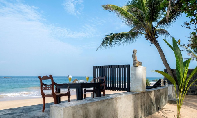 Hettimulla Villa | Blue Parrot Beach Villa Righ on the white sand beach,