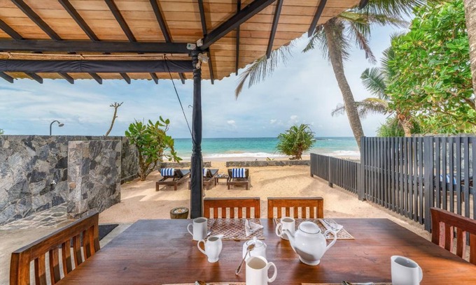 Hikkaduwa House | Blue Parrot Beach Villa