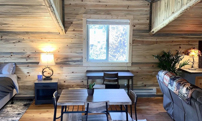 Dillon House | Blue Pine Guesthouse MT