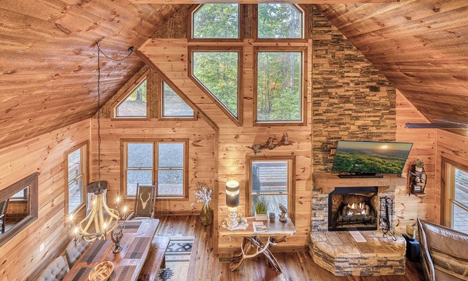 Ridgeline Vistas Cabin | Blue Ridge, Hot Tub, Mountain View, Pool Table, Arcade, Outdoor Fireplace