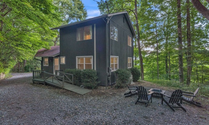 Walker-In-the-Hills Cabin | Blue Ridge Lookout Beautiful Modern Cabin - Nature Hikes and Pets OK by RedAwning