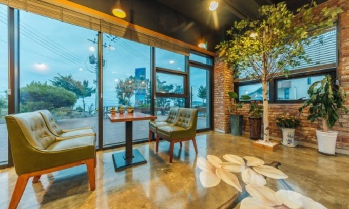 Yeongdeok Condo | Blue Road Town Pension-Crystal