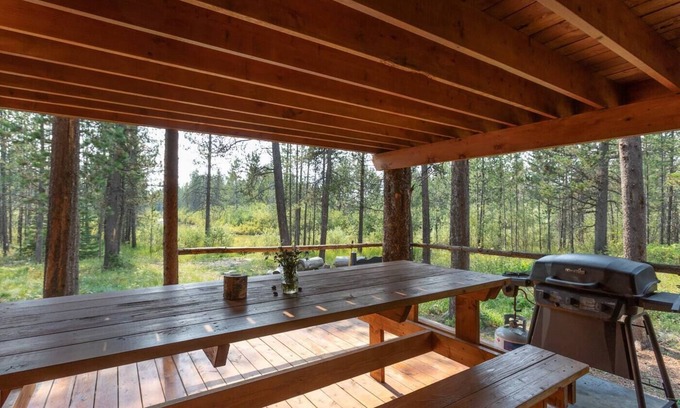 Last Chance Cabin | Blue Springs Pond Cabin-Near Yellowstone | Hot Tub