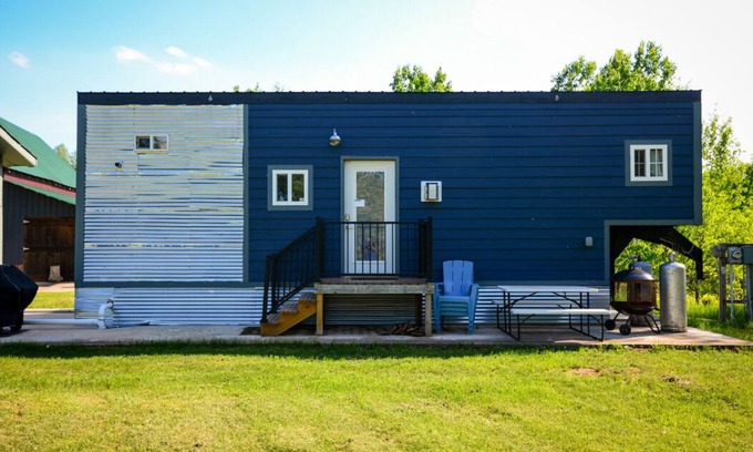 Hinckley House | Blue Tiny Home.Hottub. Fireplace.NearStCroixStatePk