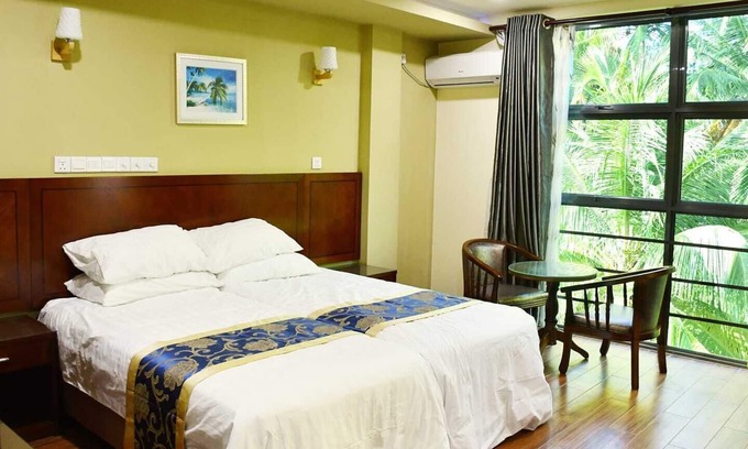 Kudahuvadhoo Hotel | Blue Wave Guest House includes a garden & a patio & is located in Kudahuvadhoo.
