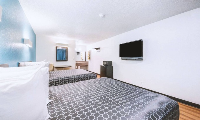 Beeville Hotel | Blue Way Inn & Suites by Jasper Beeville-2 Queen Bed Non Smoking