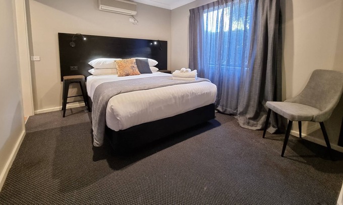 Waratah West House | Blue Wren Lodge Waratah - 10 Bedrooms / 10 Bathrooms