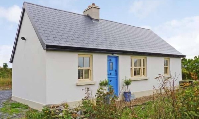 Spanish Point Cottage | BLUEBELL COTTAGE, family friendly in Spanish Point, County Clare