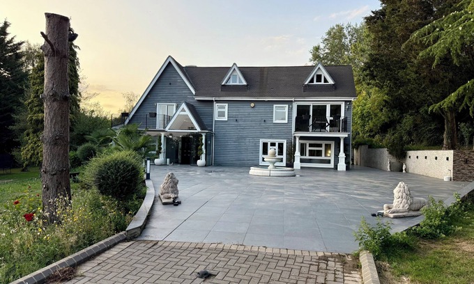 Bumble's Green Villa | Bluebell House