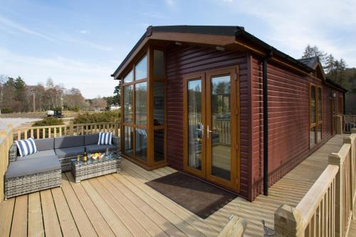 Contin House | Bluebell Lodge - Sleeps 4 Hot Tub Loch & Woodland