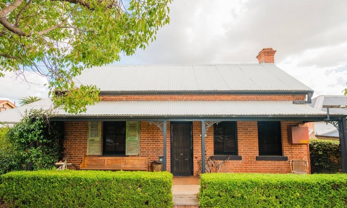 East Tamworth House | Bluebird Cottage - Charm & character