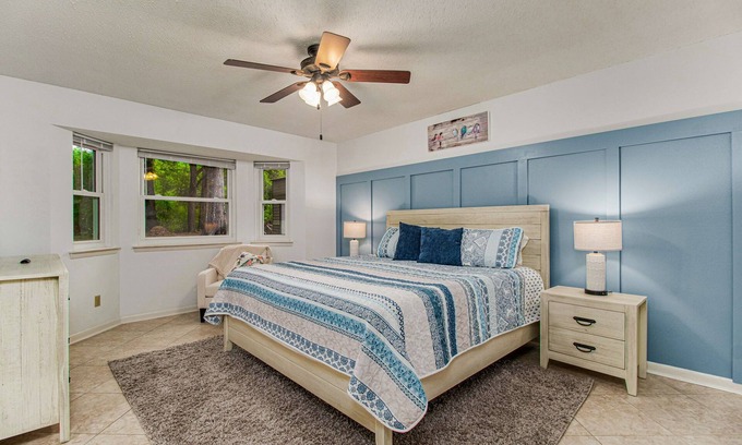 North Northwest Pensacola House | Bluebird House: spacious 3BR with sunroom on an acre