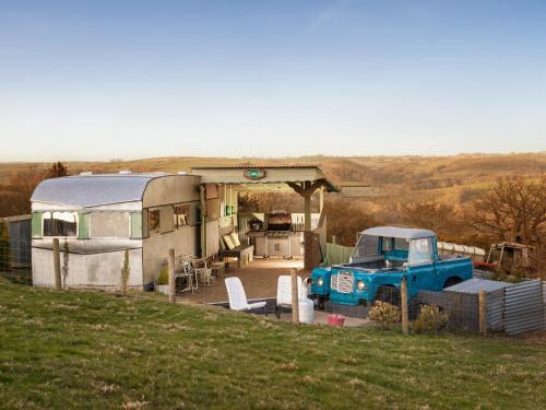 Umberleigh Cabin | Bluebird Penthouse & Land Rover Hot Tub