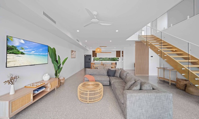 Bokarina House | Bluebird Villa - 3min Stroll to Bokarina Beach
