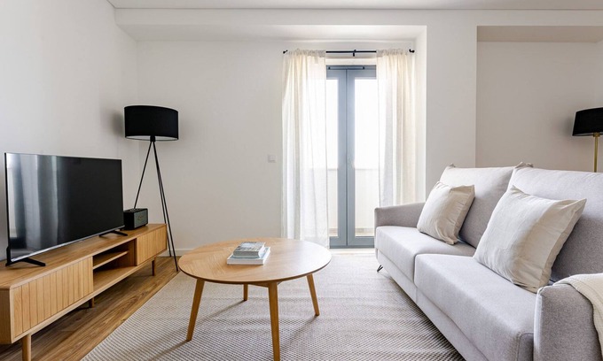 Falca Apartment | Blueground | Alvalade, balcony, nr Campo Pequeno